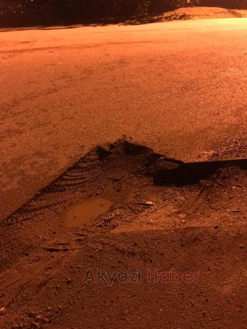 Çukura düşen otomobilin lastiği kesildi