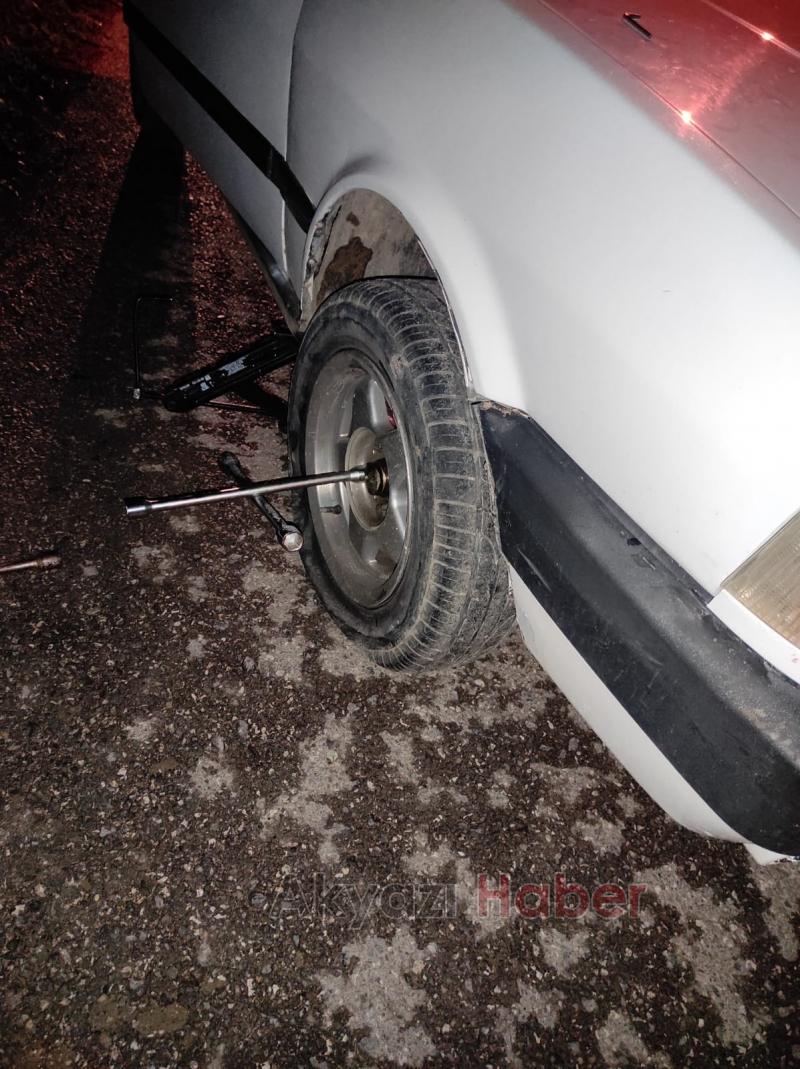 Çukura düşen otomobilin lastiği kesildi