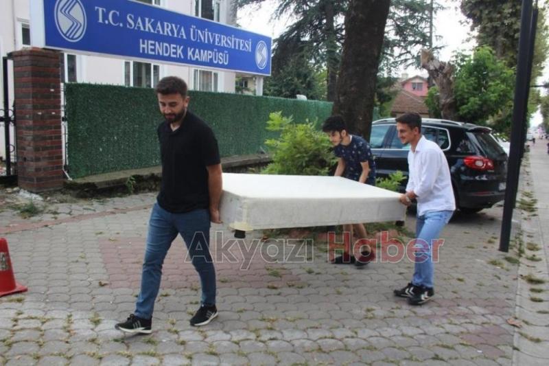 Üniversitelilerden yataklı protesto