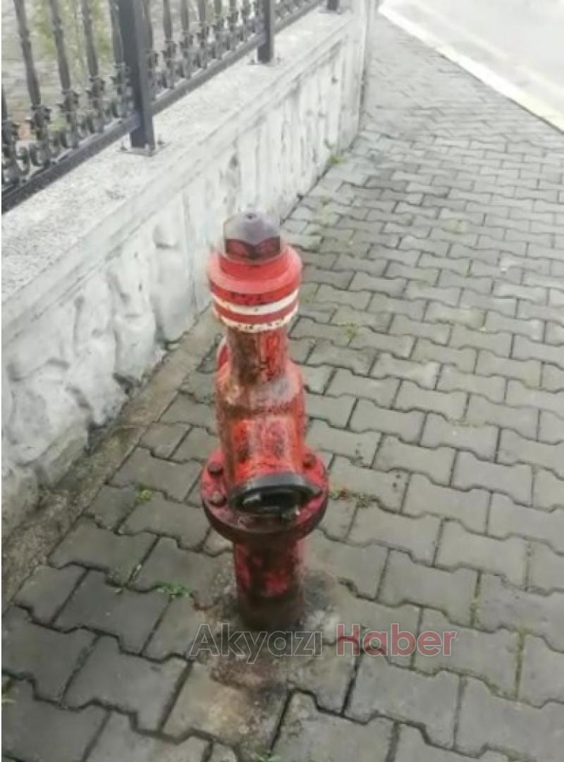 Çocuklar vanayı bozdu, cadde göle döndü