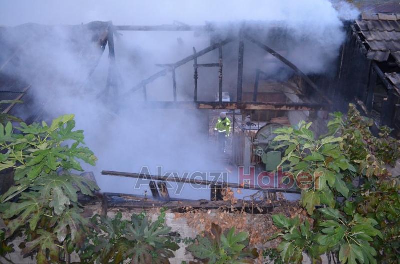 Hendek'te kereste atölyesi yandı