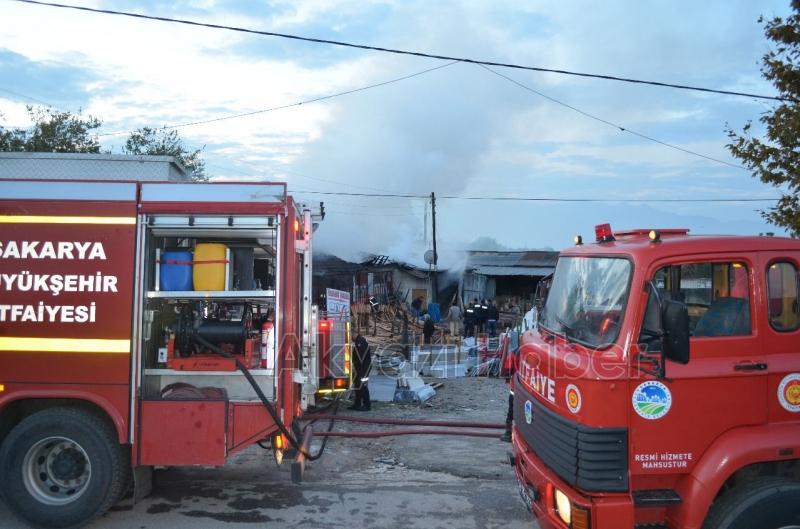 Hendek'te kereste atölyesi yandı