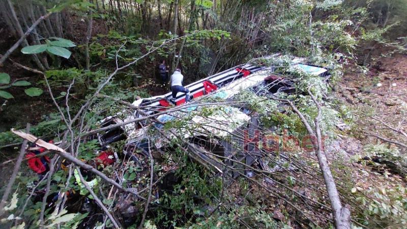 Turizm otobüsü dereye yuvarlandı: 2 ölü, 14 yaralı