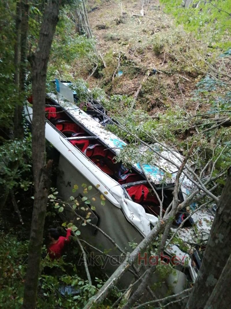 Turizm otobüsü dereye yuvarlandı: 2 ölü, 14 yaralı