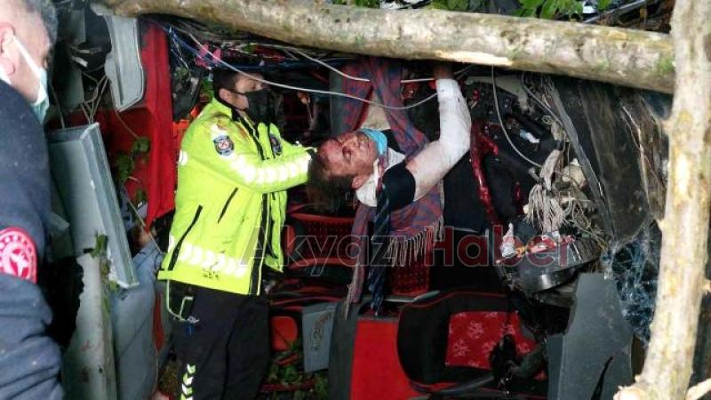 Turizm otobüsü dereye yuvarlandı: 2 ölü, 14 yaralı