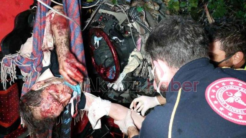 Turizm otobüsü dereye yuvarlandı: 2 ölü, 14 yaralı