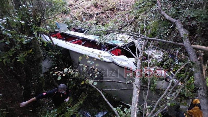 Turizm otobüsü dereye yuvarlandı: 2 ölü, 14 yaralı