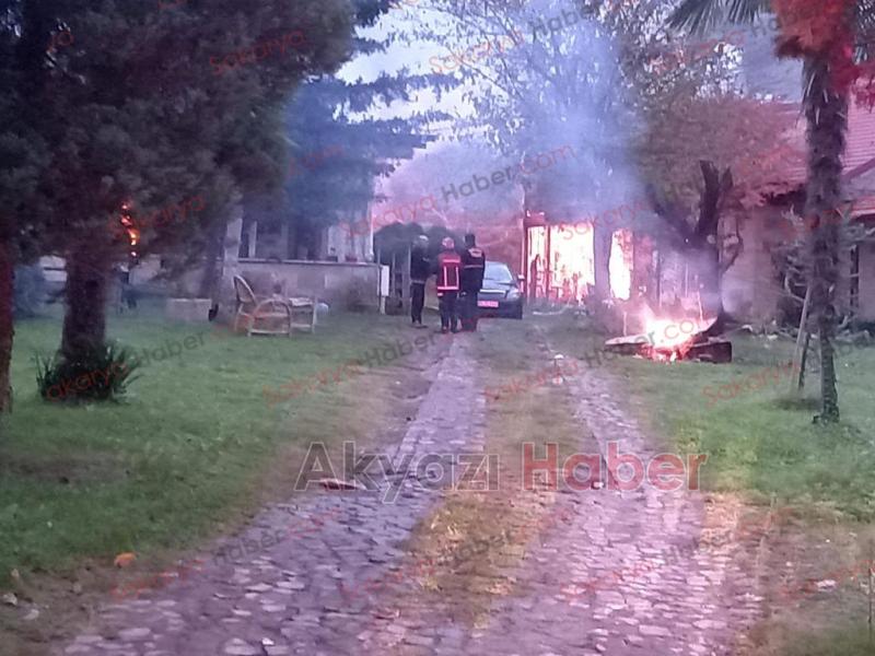Akyazı'da emekli generalin evleri ateşe verildi