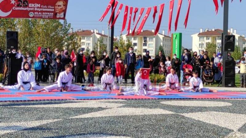 Akyazı'da 29 Ekim Cumhuriyet Bayramı coşkuyla kutlandı