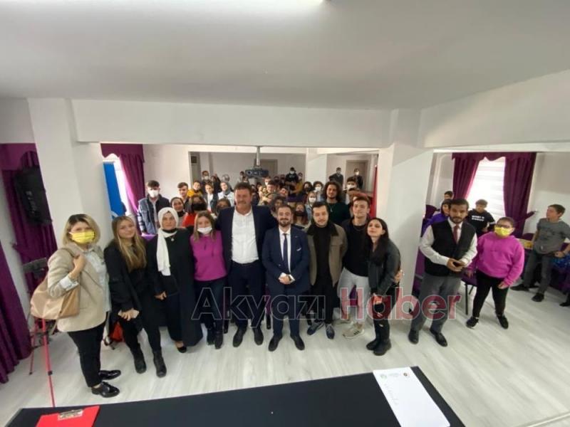 Akyazı'da üniversiteliler için tiyatro kursu açıldı