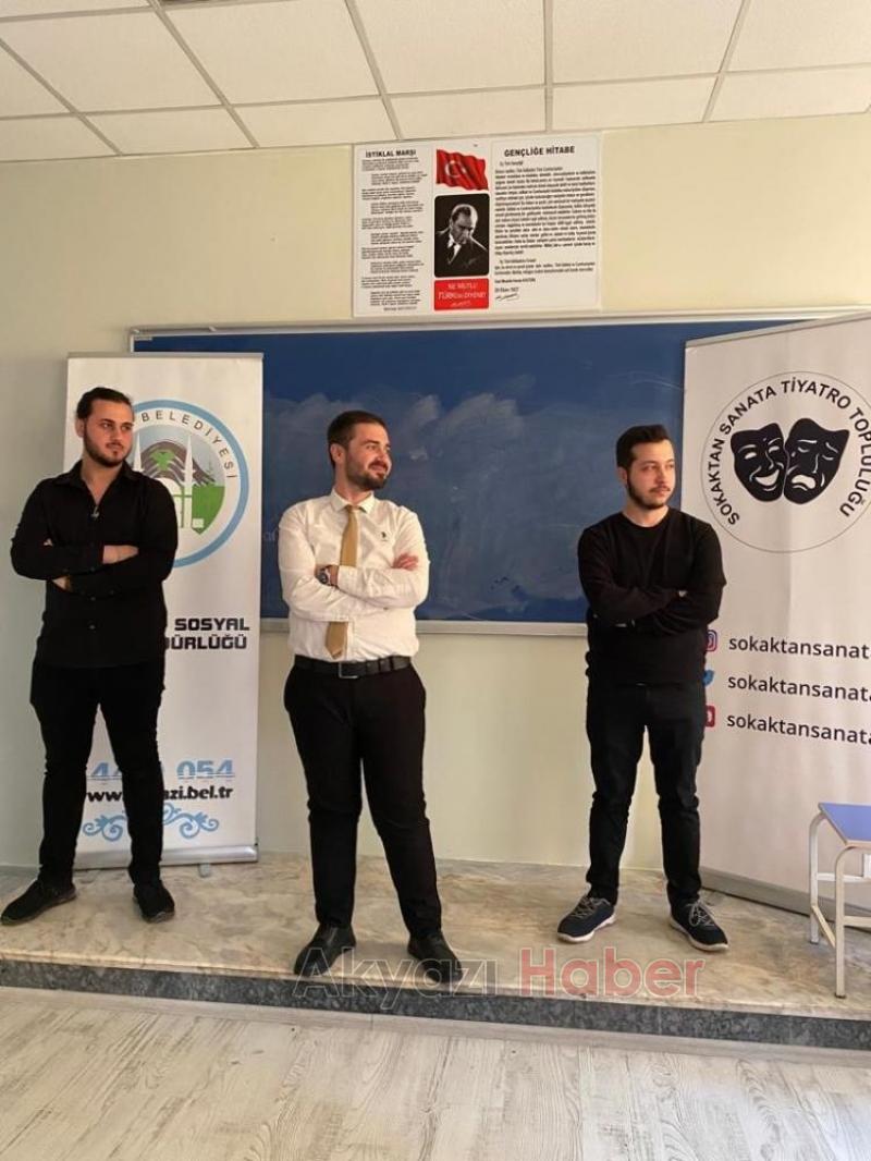 Akyazı'da üniversiteliler için tiyatro kursu açıldı