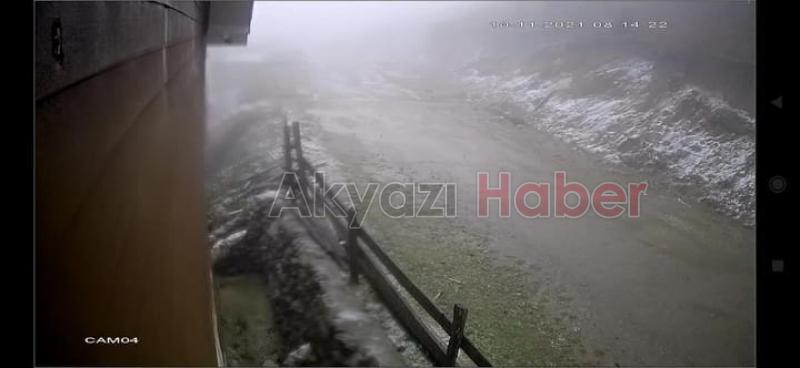 Keremali Yaylası'na mevsimin ilk karı düştü