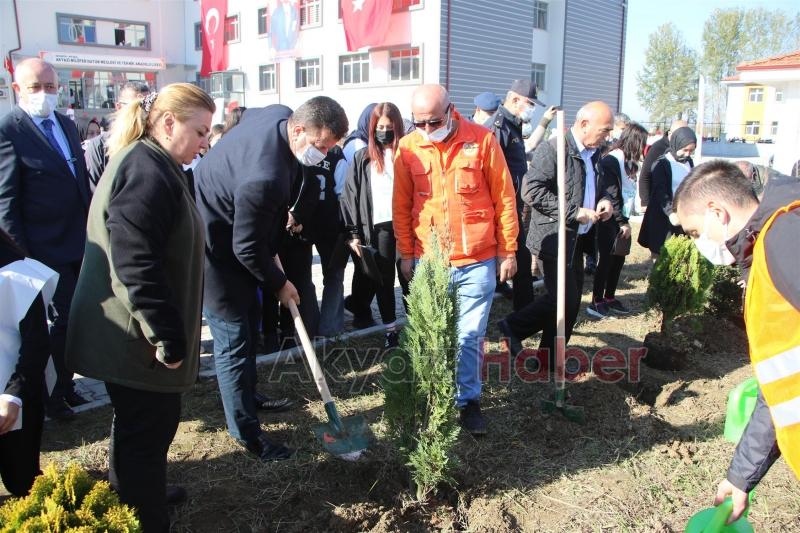 Akyazı'da geleceğe nefes olacak yeni fidanlar toprakla buluştu