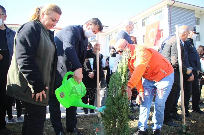 Akyazı'da geleceğe nefes olacak yeni fidanlar toprakla buluştu