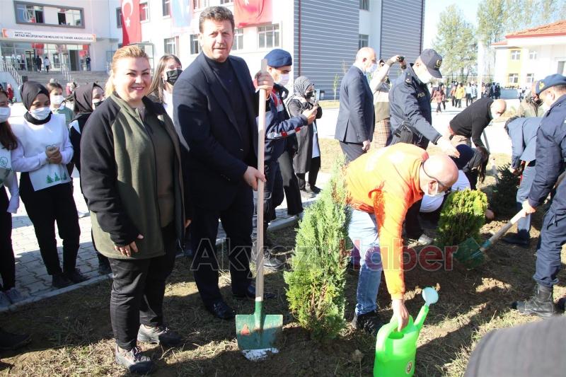 Akyazı'da geleceğe nefes olacak yeni fidanlar toprakla buluştu