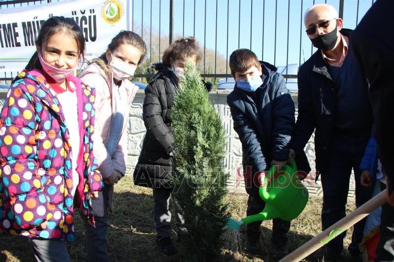 Akyazı'da geleceğe nefes olacak yeni fidanlar toprakla buluştu