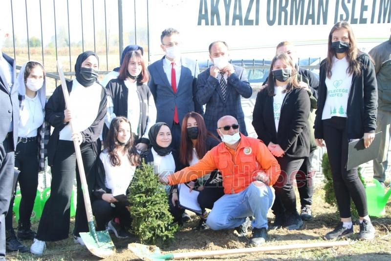 Akyazı'da geleceğe nefes olacak yeni fidanlar toprakla buluştu
