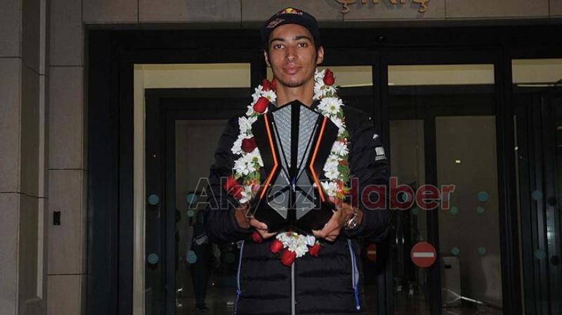 Toprak Razgatlıoğlu yurda döndü