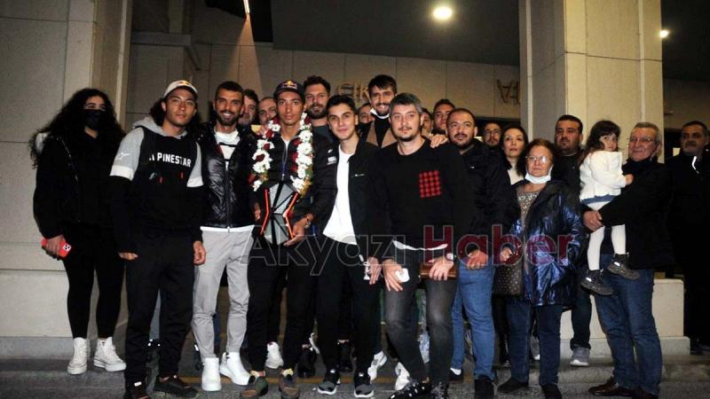 Toprak Razgatlıoğlu yurda döndü