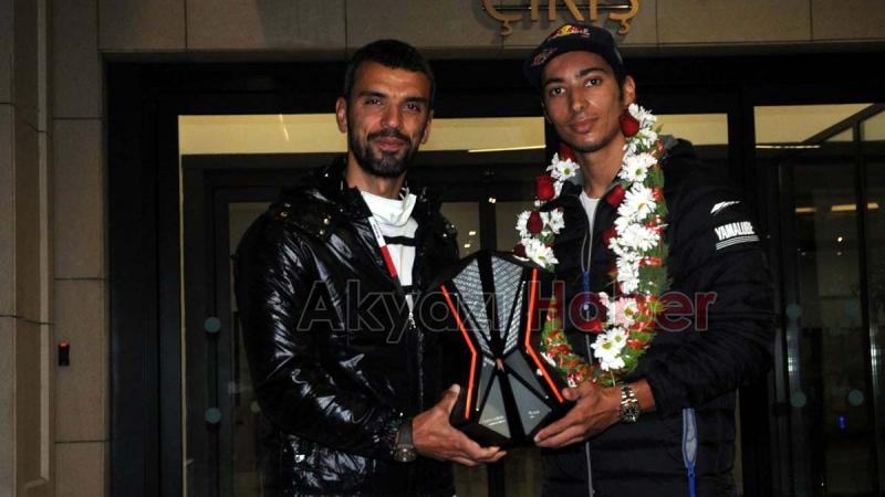 Toprak Razgatlıoğlu yurda döndü