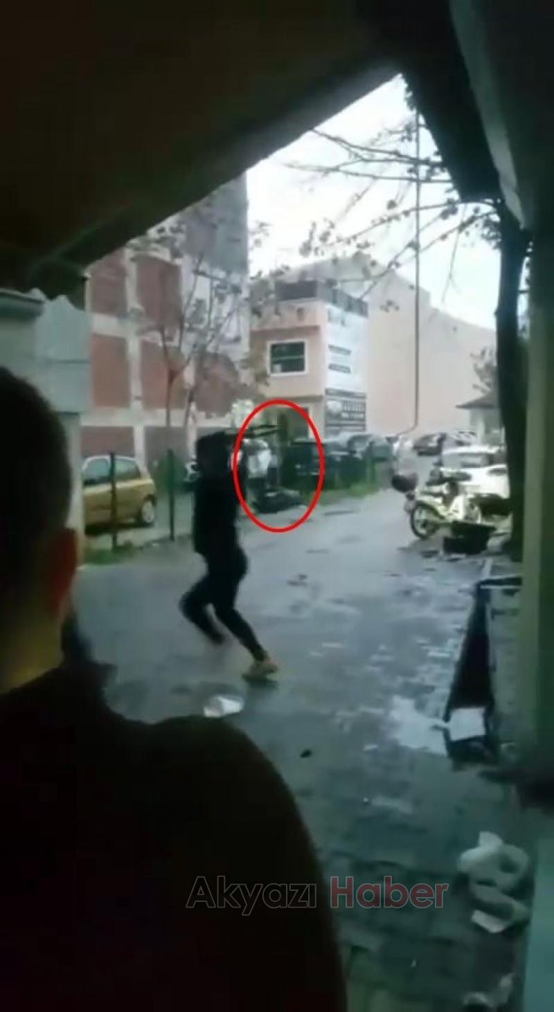 Mülteci grubun sopa, şemsiye ve bıçaklı kavgası kamerada