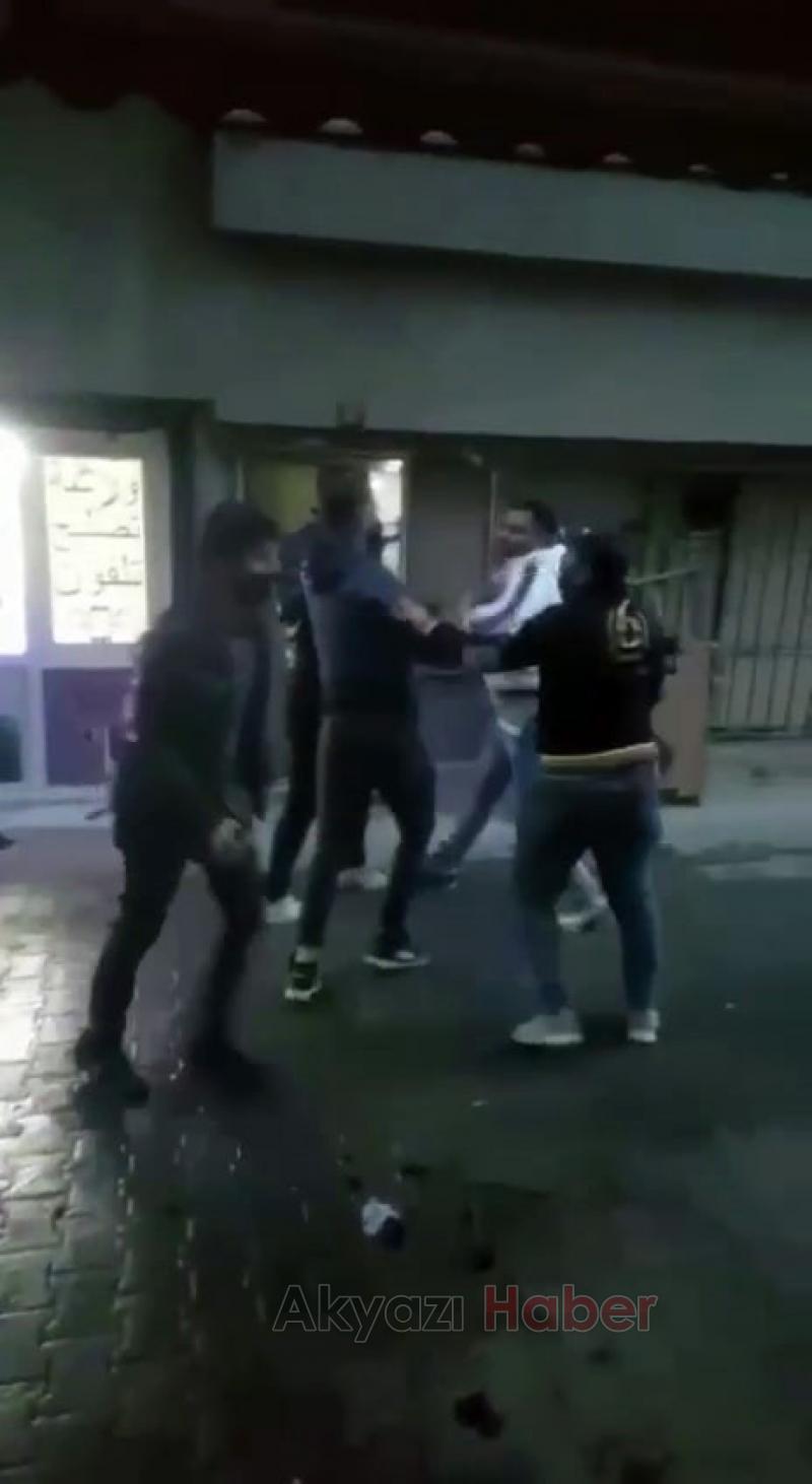 Mülteci grubun sopa, şemsiye ve bıçaklı kavgası kamerada