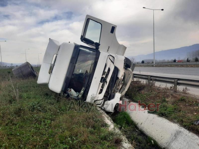 TEM'de sac yüklü tır devrildi: 2 yaralı