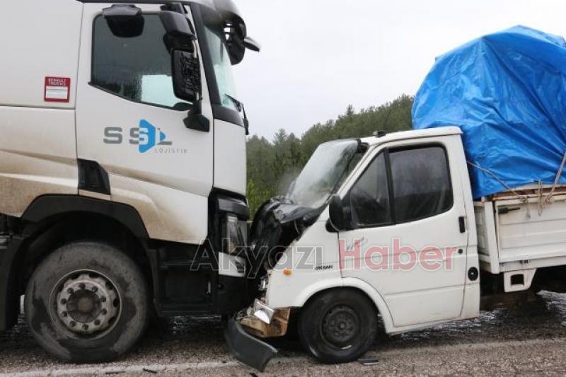 Sakarya'ya eşyasını taşıyan doktor kazada yaralandı