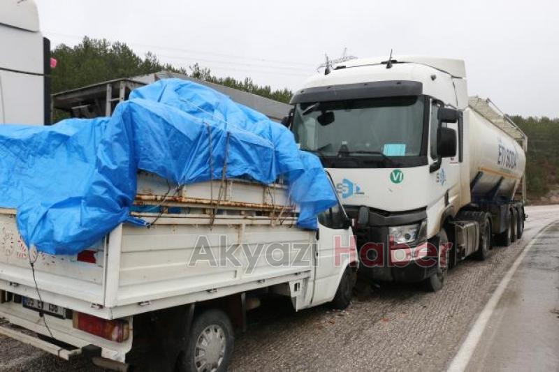 Sakarya'ya eşyasını taşıyan doktor kazada yaralandı
