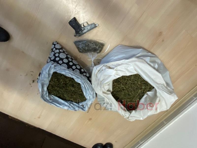 Muhtarı vuran saldırganı ararken 10 kilo esrar buldular