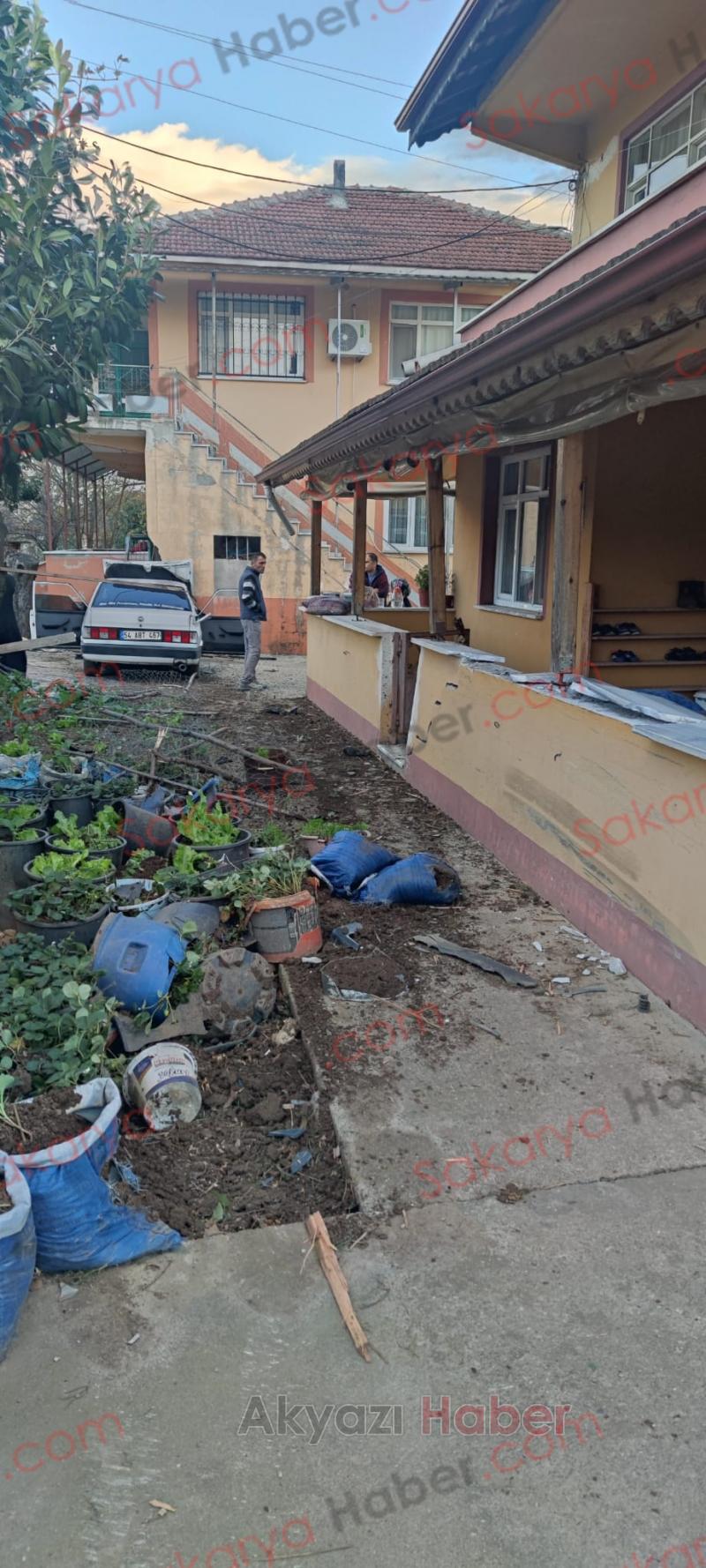 Otomobil evin bahçesine daldı: 2 yaralı