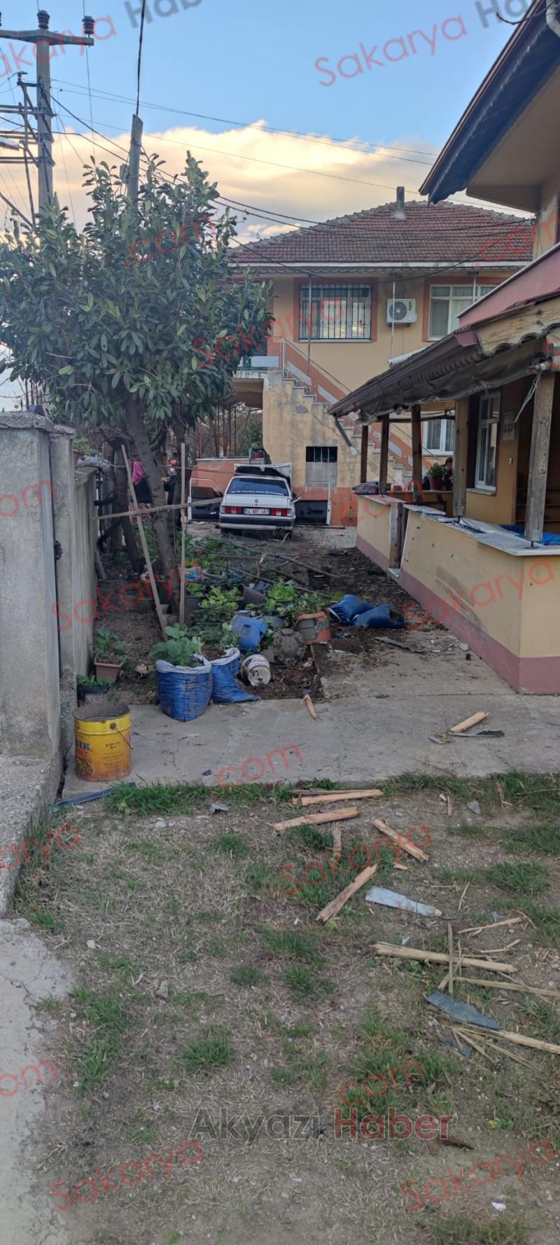 Otomobil evin bahçesine daldı: 2 yaralı