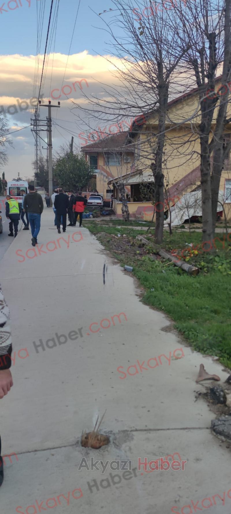 Otomobil evin bahçesine daldı: 2 yaralı