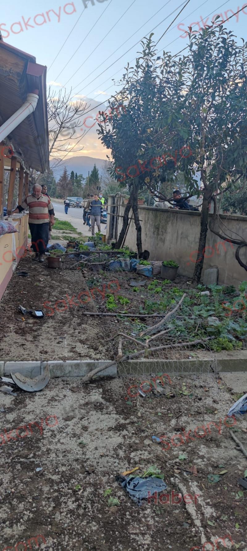 Otomobil evin bahçesine daldı: 2 yaralı