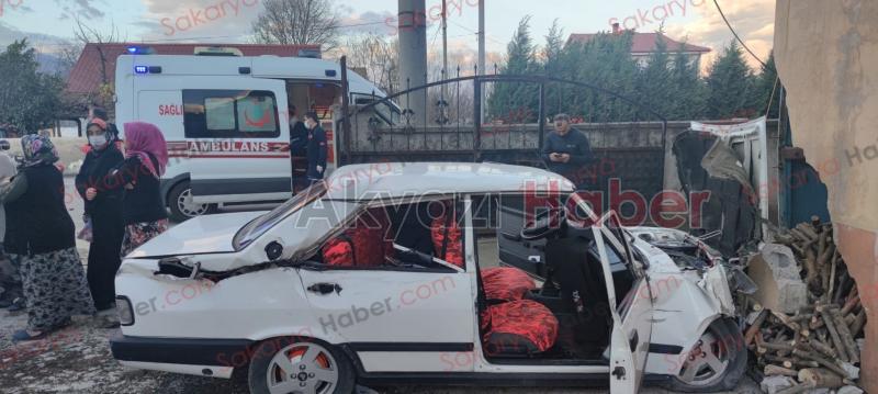 Otomobil evin bahçesine daldı: 2 yaralı