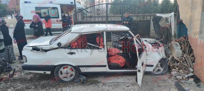 Otomobil evin bahçesine daldı: 2 yaralı