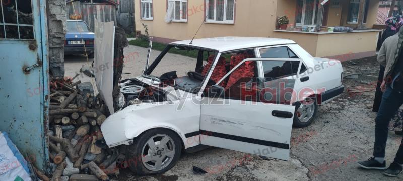 Otomobil evin bahçesine daldı: 2 yaralı