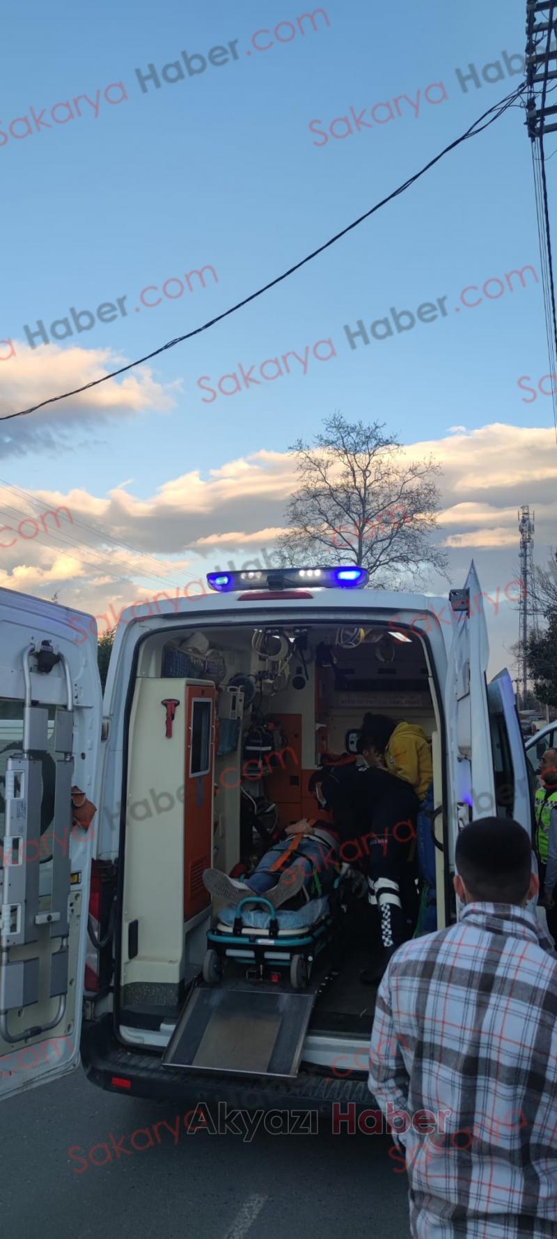 Otomobil evin bahçesine daldı: 2 yaralı