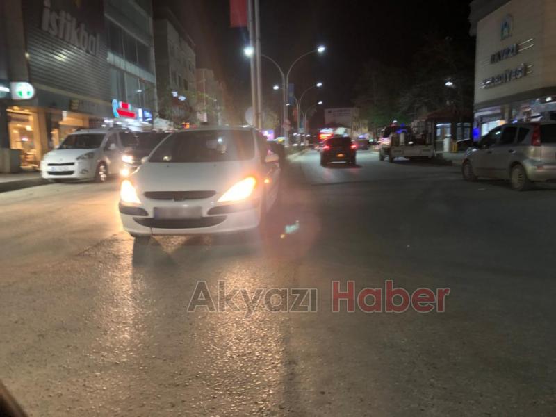 Akyazı'da sürücü otomobilini cadde ortasına park etti