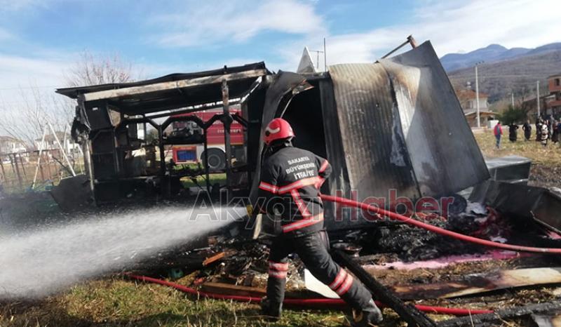 Anız ateşi barakayı küle çevirdi
