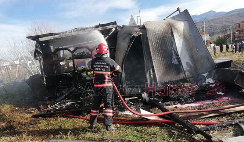 Anız ateşi barakayı küle çevirdi