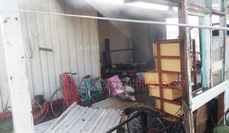 Anız ateşi barakayı küle çevirdi