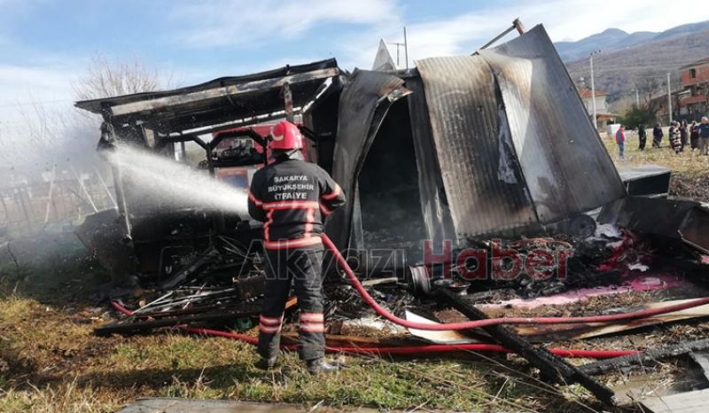 Anız ateşi barakayı küle çevirdi