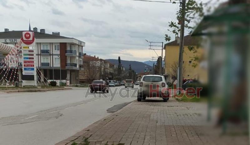 Sorumsuzluk, aracı kaldırıma park ediyor