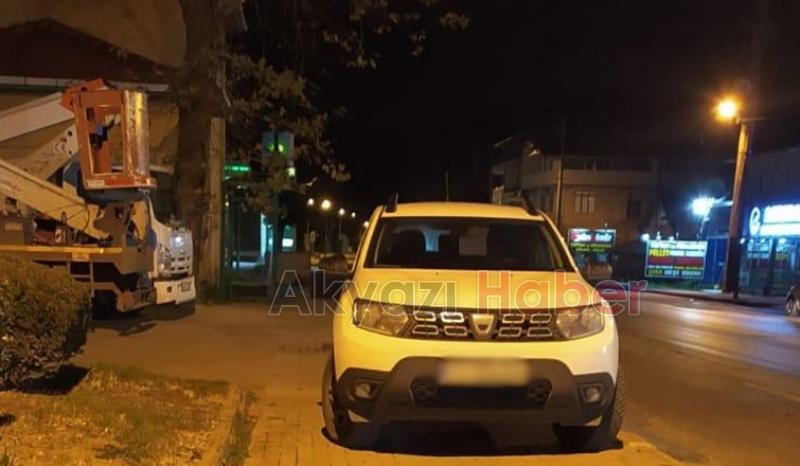 Sorumsuzluk, aracı kaldırıma park ediyor