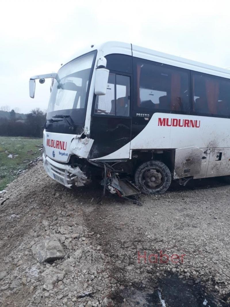 Sakarya plakalı otomobil, servisle çarpıştı: 9 yaralı