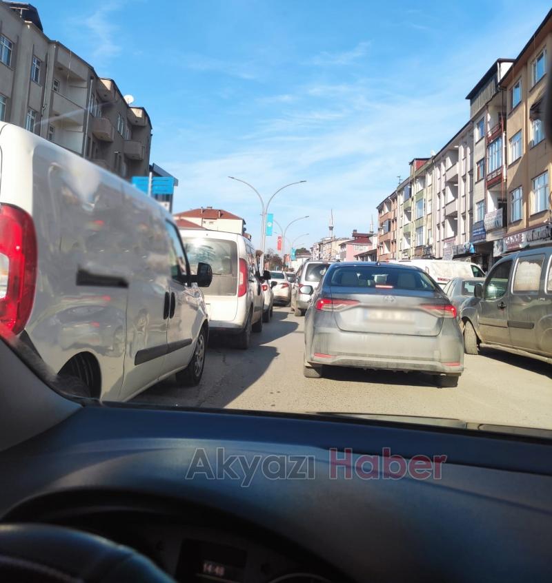 Akyazı'da hatalı parklar trafiği kilitledi