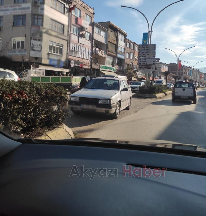 Akyazı'da hatalı parklar trafiği kilitledi