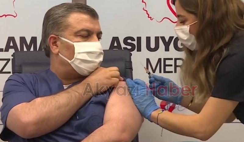  Fahrettin Koca hatırlatma dozunu Turkovac yaptırdı