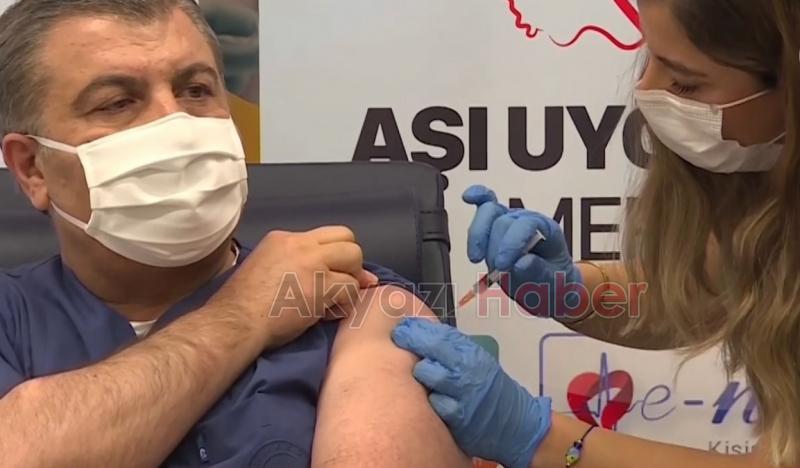  Fahrettin Koca hatırlatma dozunu Turkovac yaptırdı